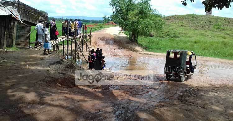 ১৭ কিলোমিটার সড়কের পুরোটাই ভোগান্তি