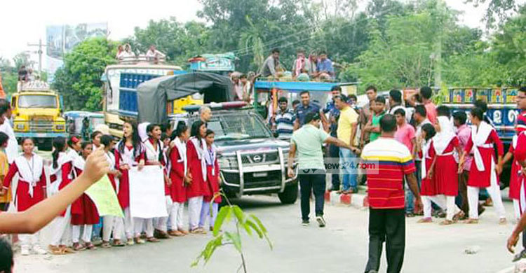 বখাটেদের গ্রেফতারের দাবি