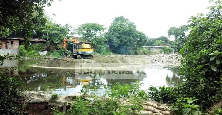 ফেনীতে লেক ভরাট চলছেই : শহর তলিয়ে যাওয়ার আশঙ্কা