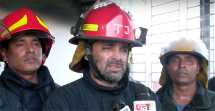 ১১ ঘণ্টাতেও নিয়ন্ত্রণে আসেনি ট্রপিক্যাল নিটিং কারখানার আগুন