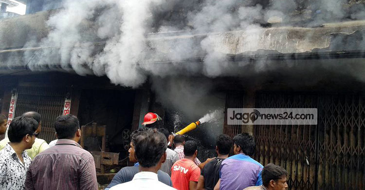 কক্সবাজারে অগ্নিকাণ্ডে চার দোকান ভস্মীভূত