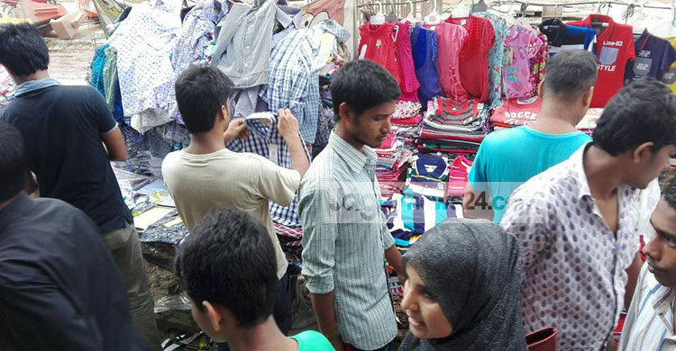 হকারদের হাঁকডাকে ফুটপাতেও জমেছে ঈদের কেনাকাটা