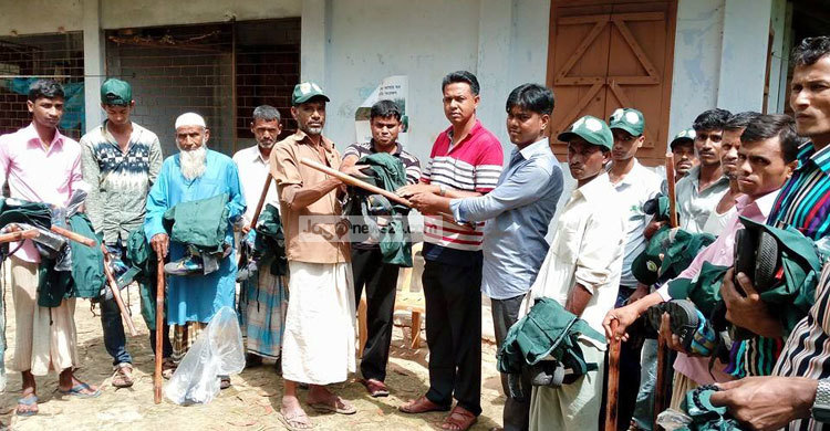 সিএমসি সদস্যদের বন পাহারা সামগ্রী বিতরণ