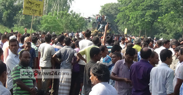 রংপুর চিনি কল শ্রমিক-কর্মচারীদের রেলপথ অবরোধ 