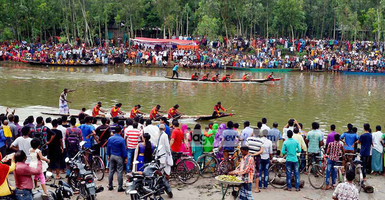 গাইবান্ধায় নৌকা বাইচ অনুষ্ঠিত