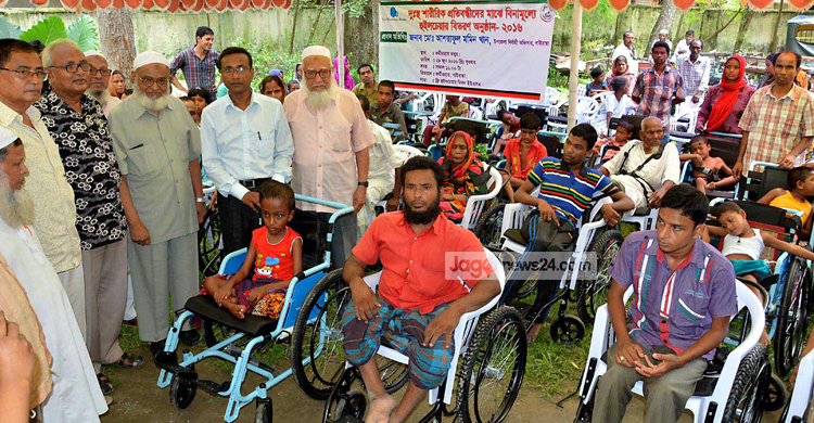 গাইবান্ধায় প্রতিবন্ধীদের মাঝে হুইলচেয়ার বিতরণ 