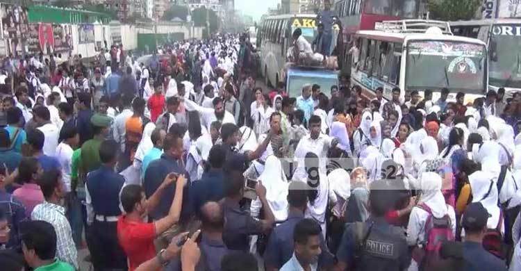 টঙ্গীতে শিক্ষার্থীদের মহাসড়ক অবরোধ : তীব্র যানজট