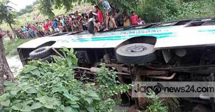 হবিগঞ্জে যাত্রীবাহী বাস খাদে পড়ে আহত ৩০