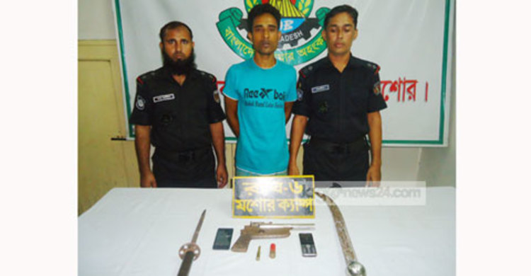 যশোরে অস্ত্র-তলোয়ারসহ সন্ত্রাসী গ্রেফতার