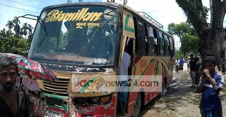 যশোরে ফুটপাতে বাস : দিনমজুর নিহত