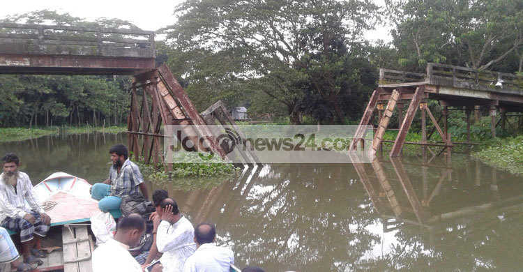 ব্রিজের অভাবে স্কুলে যাচ্ছে না গ্রামের ছেলে-মেয়েরা