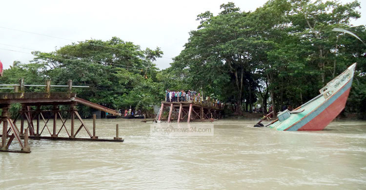 কাঁঠালিয়ায় ব্রিজ ভেঙে পাঁচ গ্রামের সড়ক যোগাযোগ বন্ধ