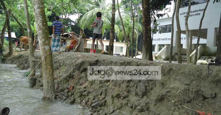 ঝালকাঠিতে বন্যার পানি কমলেও বেড়েছে নদী ভাঙন
