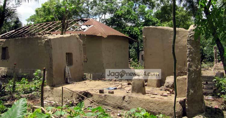 হারিয়ে যাচ্ছে গ্রামীণ শান্তির নীড় `মাটির ঘর`