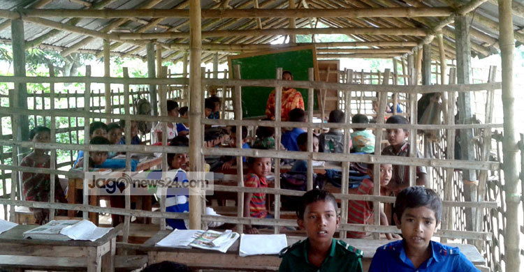 ঝিনাইদহে একজন শিক্ষক দিয়ে চলছে স্কুলের পাঠদান