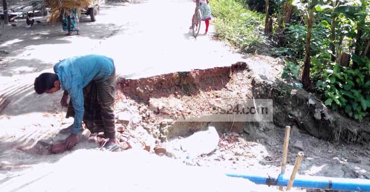 রাস্তার বেহাল দশা : হাজারো মানুষের দুর্ভোগ চরমে