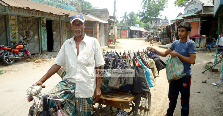 ভাত পরিবহন করে সংসার চলে মগরেবের