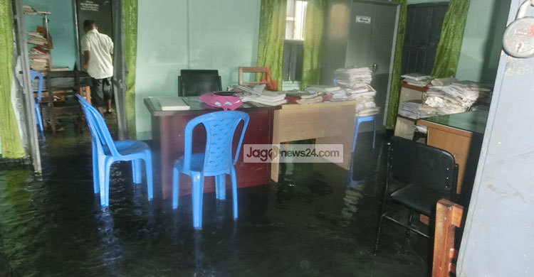 ঝিনাইদহ পৌর ভূমি অফিসে হাটু পানি