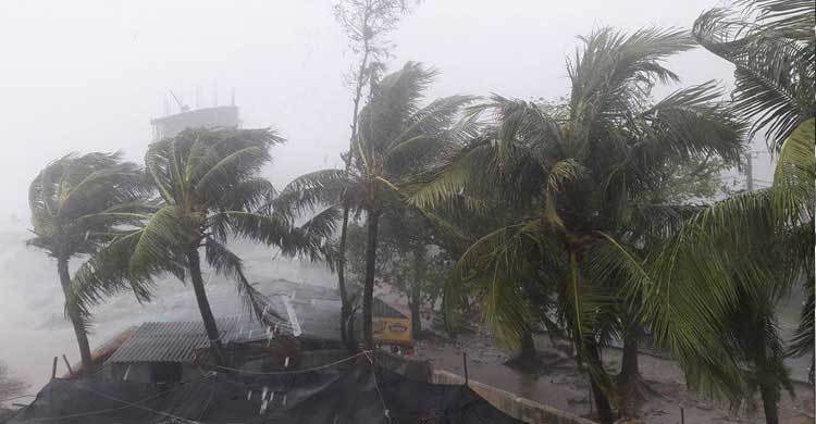 শিবচরে ঘূর্ণিঝড়ে দুই শতাধিক ঘরবাড়ি বিধ্বস্ত