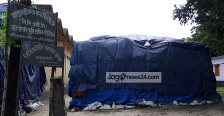 গুদামে জায়গা নেই : বাইরে থেকে নষ্ট হচ্ছে সার  