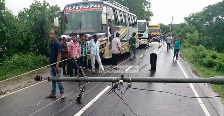 ঝড়ে বিদ্যুতের খুঁটি রাস্তায় : যান চলাচল বন্ধ