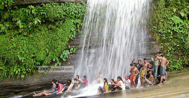 খাগড়াছড়িতে রোদ-বৃষ্টির মিতালীতে মেতেছে পর্যটকরা