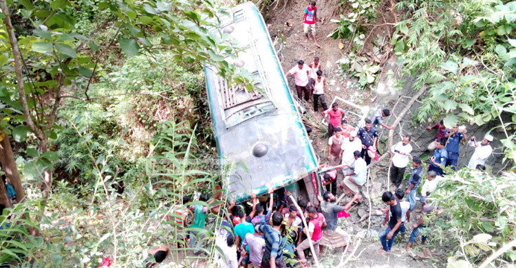 খাগড়াছড়িতে বাস খাদে পড়ে শিশুসহ নিহত ৪