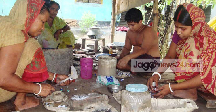 কুপির আলোয় আলোকিত ২৫ পরিবার