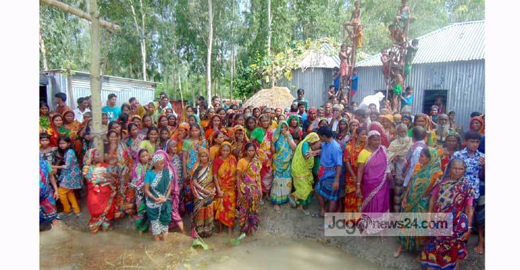 ত্রাণের জন্য হাহাকার 