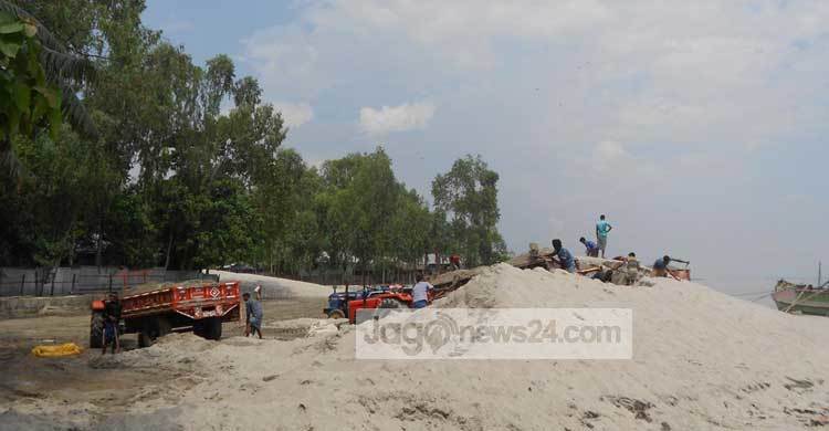 বালু উত্তোলনের মহোৎসব : হুমকির মুখে জনপদ