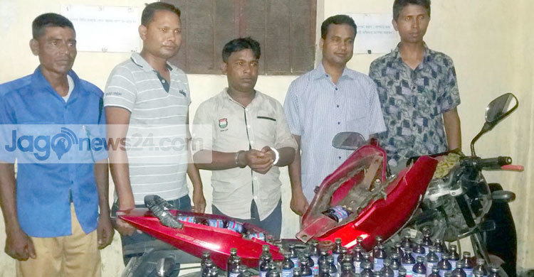 বিপুল পরিমাণ ফেনসিডিলসহ আটক ২