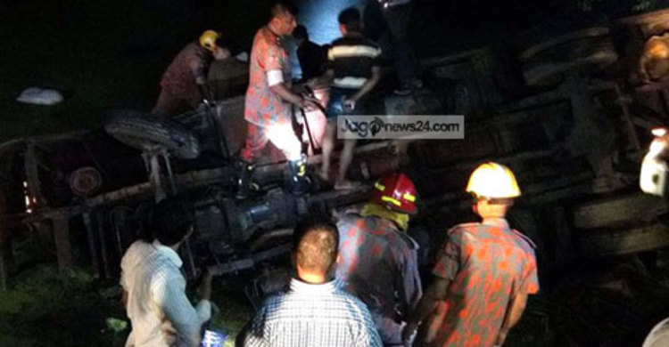 বাস ডোবায় পড়ে আহত ১৫