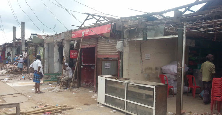 লক্ষ্মীপুরে অবৈধ স্থাপনা সরিয়ে নেয়ার হিড়িক