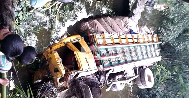 রায়পুরে ট্রাক খালে পড়ে চালক নিহত