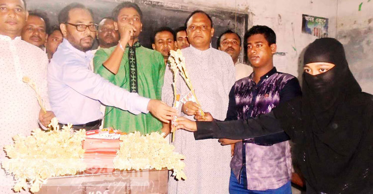 লক্ষ্মীপুরে কলম-ফুল দিয়ে শিক্ষার্থীদের বরণ করল ছাত্রলীগ 