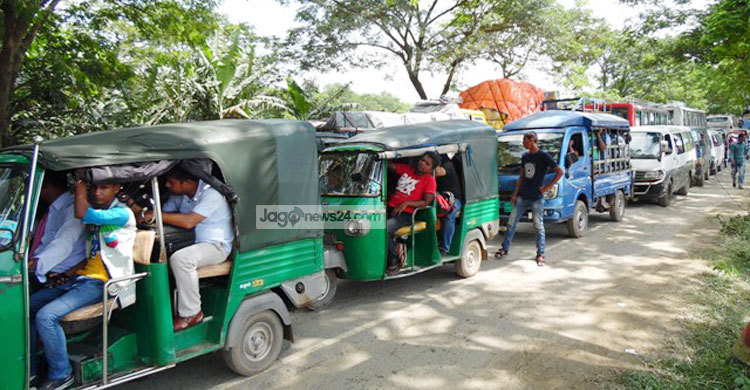 কাওড়াকান্দি ঘাটে তীব্র যানজট