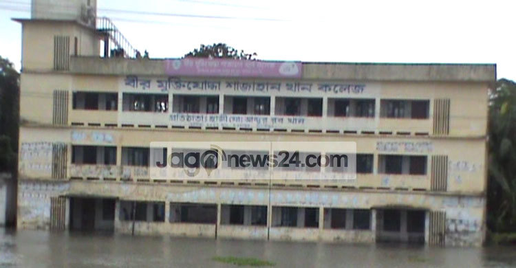 এখনো হাঁটু পানিতে মাদারীপুরের শিক্ষা প্রতিষ্ঠানসহ বিভিন্ন স্থান