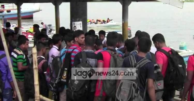 কাওড়াকান্দি ঘাটে ঢাকামুখী যাত্রীদের উপচে পড়া ভিড়