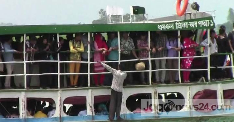 জীবনের ঝুঁকি নিয়ে পদ্মা পারাপার