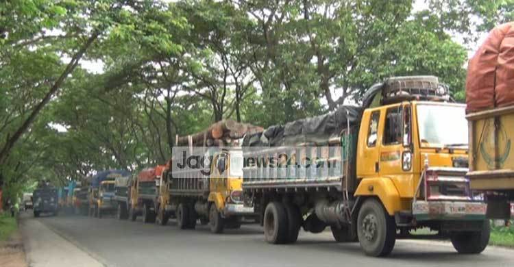 শিমুলিয়া-কাওড়াকান্দির উভয় ঘাটে যানবাহনের দীর্ঘ লাইন