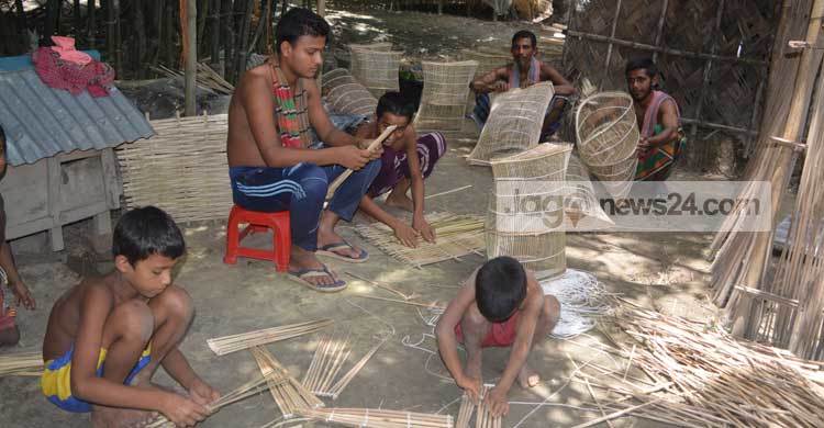 দোহার তৈরিতে ব্যস্ত মাগুরার শিল্পীরা
