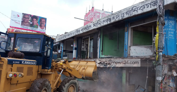 অবশেষে উচ্ছেদ হলো মানিকগঞ্জ বাসস্ট্যান্ড মার্কেট 