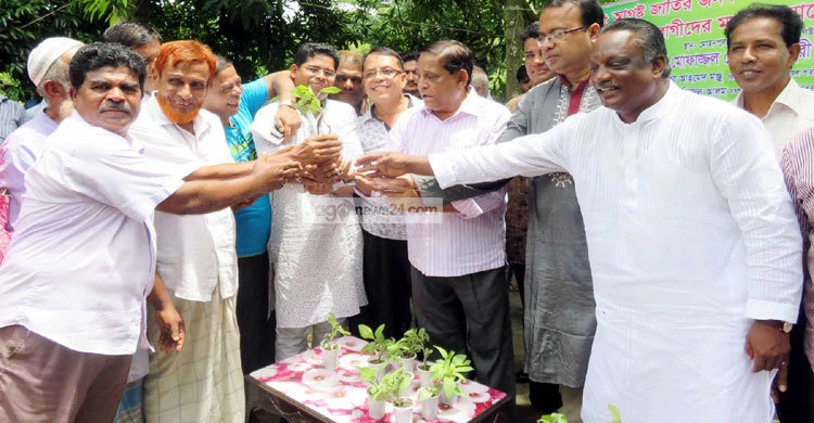 খালেদা জিয়া দুধ-কলা দিয়ে জঙ্গি পোষেন