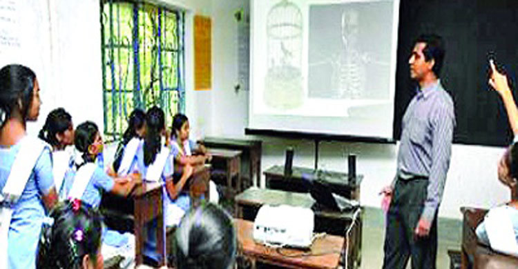 শিক্ষকদের অনীহায় ব্যাহত হচ্ছে মাল্টিমিডিয়া পাঠদান