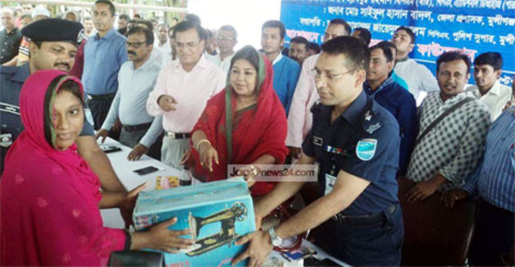 মুন্সীগঞ্জে সেলাই মেশিন বিতরণ