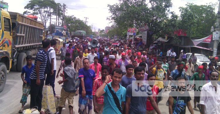 না.গঞ্জে অটোরিকশা শ্রমিকদের সড়ক অবরোধ