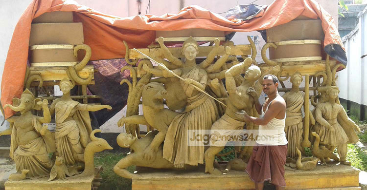 নওগাঁয় প্রতিমা তৈরির খরচ বেড়েছে 