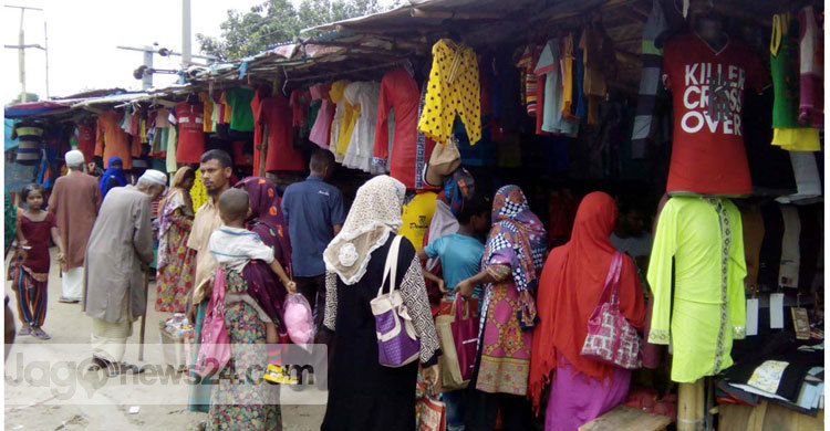 ঈদের কেনাকাটায় মুখর ফুটপাতের দোকানগুলো