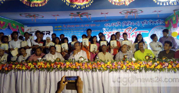 `শিক্ষাক্ষেত্রে মেয়েরা ছেলেদের তুলনায় এগিয়েছে`