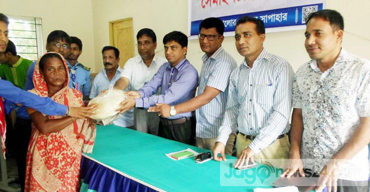 সাপাহারে দুস্থদের মাঝে সেমাই-চিনি বিতরণ